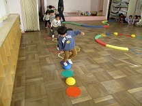 バランスクッションを渡っている写真