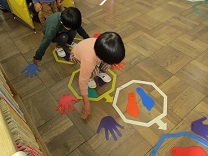 手形や足形に触れながら進んでいる写真