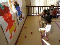 写真：1歳児の豆まき1