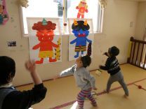 写真：1歳児の豆まき2