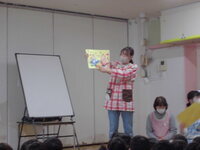 3歳の作品を持っている写真