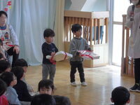 プレゼントを持っている写真