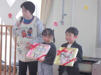 プレゼントを受け取る5歳児の写真