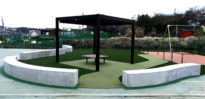 写真：西平山あそびばに設置されたベンチ