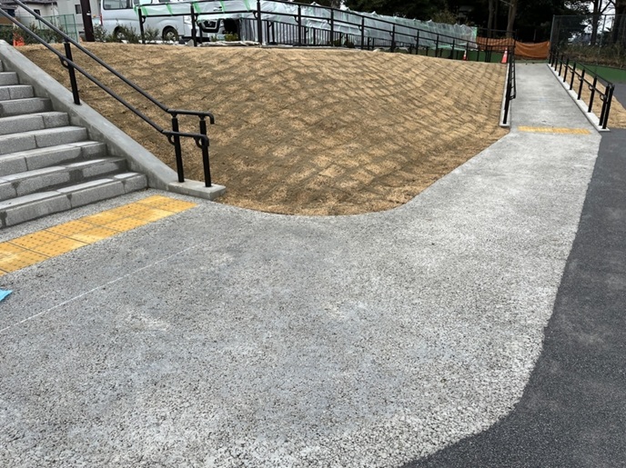 写真：西平山あそびば園路スロープ舗装の様子