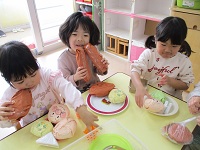 買ったパンを食べている様子の写真