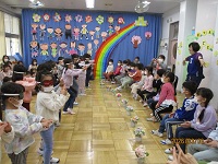 幼児クラスからのプレゼントの様子の写真