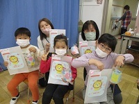 プレゼントをもらって喜んでいる5歳児の様子の写真