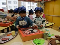 焼き肉を焼いている様子の写真