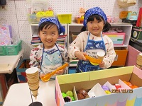 アイスクリーム屋さんをしている様子の写真