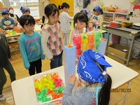 お客さんがジュースを買いに来ている様子の写真