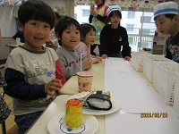 お寿司やさんで遊んでいる様子の写真