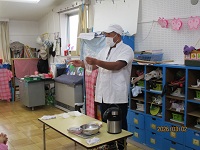 給食の先生のお話を聞いている様子の写真