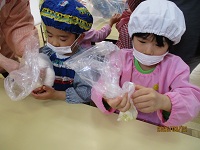 粉を混ぜ合わせている写真