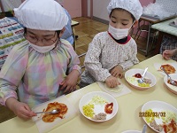 生地を広げてトッピングをしている子どもの様子の写真