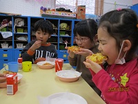 ピザを食べている様子の写真