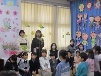 在園児がお祝いの言葉を話している様子の写真