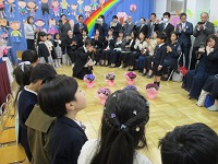 卒園児が入場している様子の写真
