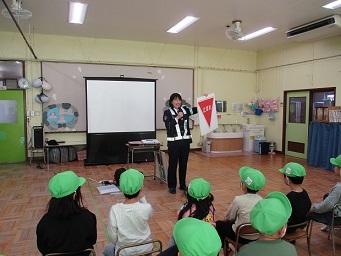 5歳らいおん組が警察の方に道路標識について教えていただいている様子。