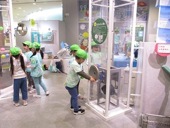 5歳児らいおん組がコニカミノルタサイエンスドームで遊んでいる様子。