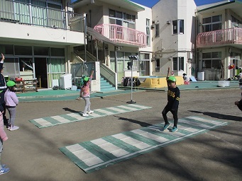 5歳らいおん組が、横断歩道を渡る練習をしている様子。