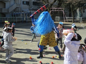 鬼に向かって豆を投げている様子。