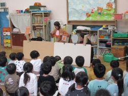 職員の出し物を見る子どもたちの写真