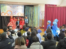 5歳児クラスが劇のスイミーを演じている画像