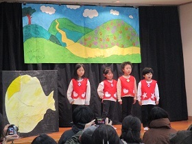 4歳児クラスが劇でセリフを言っている画像