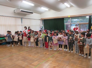 お礼の歌を歌う4・5歳児クラスの画像