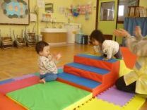 写真：友だちを応援する0歳児