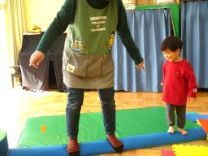 写真：一本橋を渡る1歳児