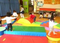 写真：並べられたシステムブロックを思い思いに進んでいく1歳児