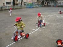 写真：三輪車に乗る2歳児