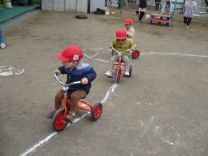 写真：三輪車に乗る2歳児