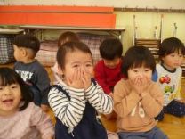 写真：園児が喜ぶ様子
