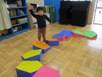 跳びマットを歩いている様子の写真