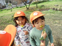 花の香りをかぐ、子どもの様子の写真