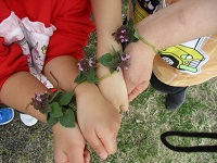 お花のブレスレットを見せ合っている様子の写真