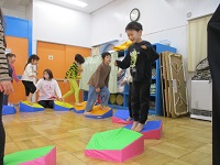 飛び石の距離が広くなっても跳べる年長の様子の写真
