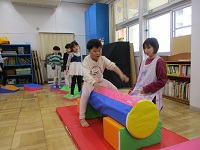 丸太渡で、手を放してバランスをとっている様子の写真