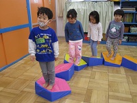 飛び石を渡っている様子の写真