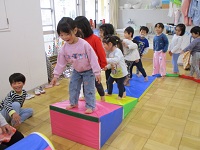 逆上がりから丸太へ飛び移っている様子の写真