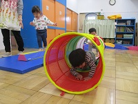 トンネルをくぐっている様子の写真