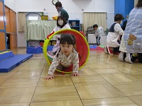 とんねるをくぐってでてきた子どもの写真