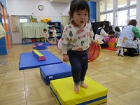 体育遊具で遊んでいる様子の写真