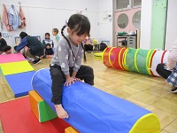 丸太渡りをしている写真