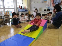 滑り台滑りをしている様子の写真