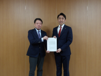 答申を手交する田中会長と市長