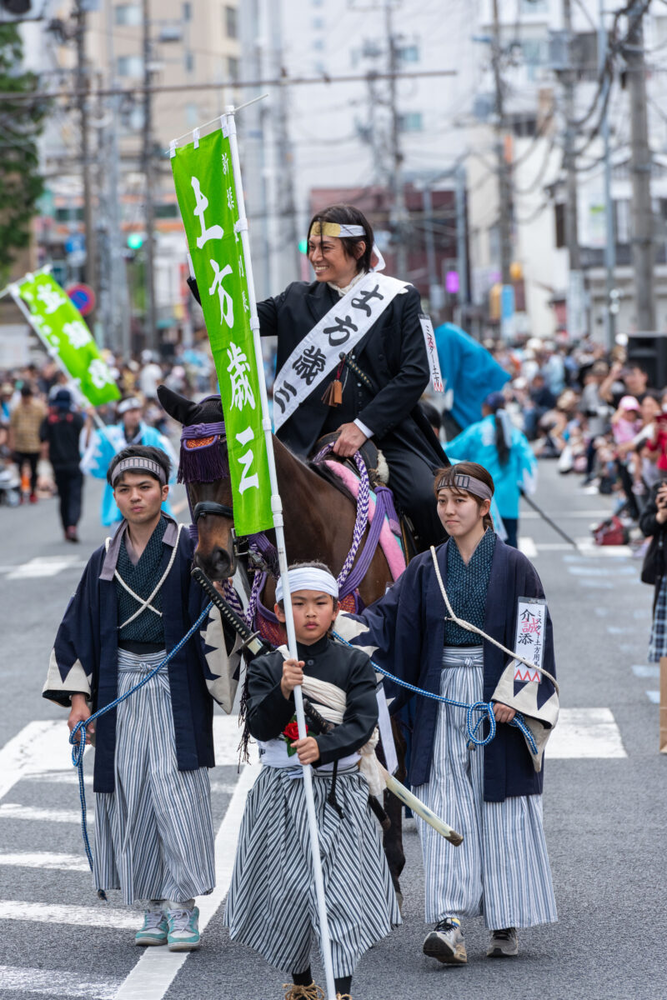 写真：隊士パレード（市村鉄之助役）の様子